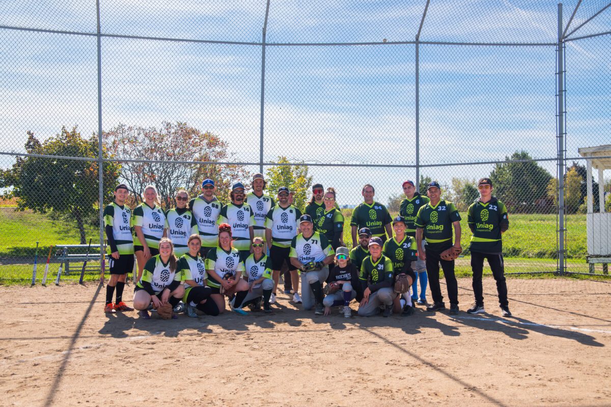  alt="Groupe d’employés Uniag Coopérative lors de la partie annuelle de balle molle | Uniag Cooperative employees at the annual softball game"