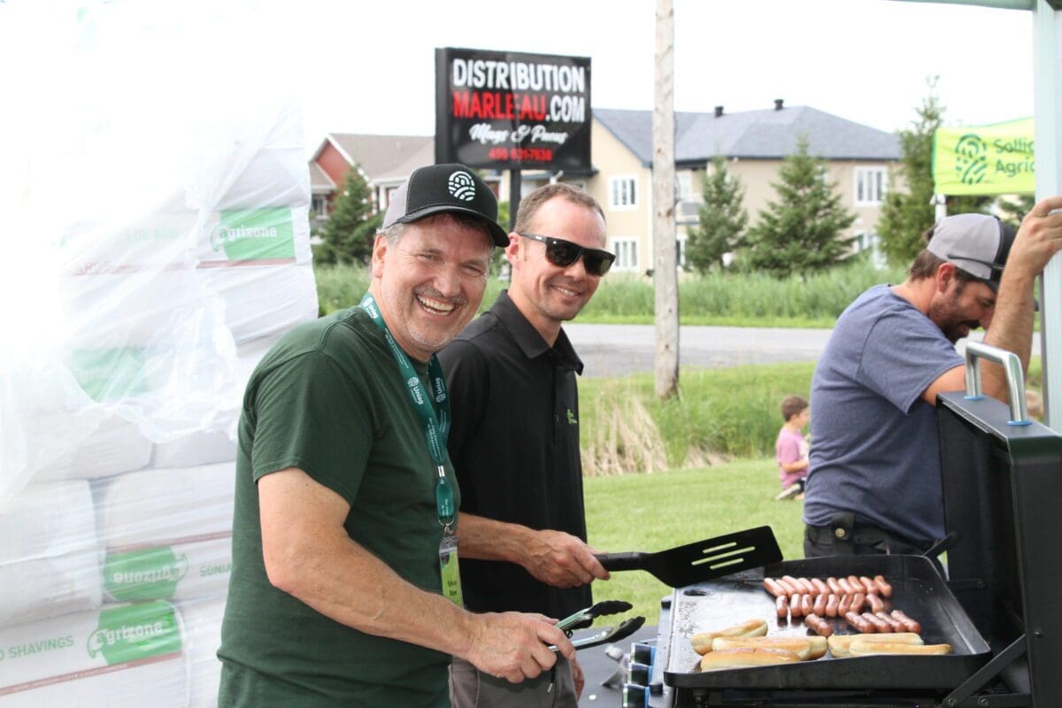  alt="Le directeur général et un expert-conseil de Uniag Coopérative lors d’un BBQ | Uniag’s general manager and an expert advisor hosting a BBQ"