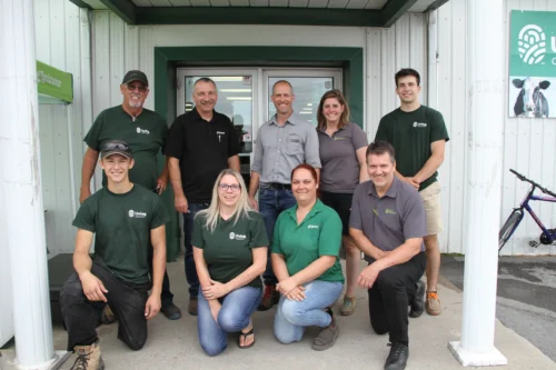 Groupe d’employés devant une succursale Uniag Coopérative | Group of employees in front of a Uniag Cooperative branch